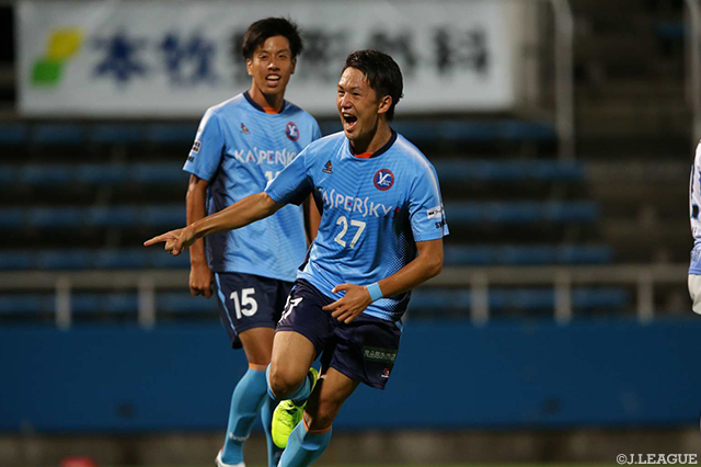72分にこぼれ球を右足で決めて試合を振り出しに戻した小松 駿太（YS横浜）【明治安田Ｊ３ 第21節 YS横浜vs富山】