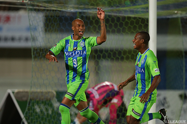 58分にリードを２点に広げる貴重な追加点を決めたジネイ（湘南）【明治安田Ｊ２ 第31節 湘南vs横浜FC】