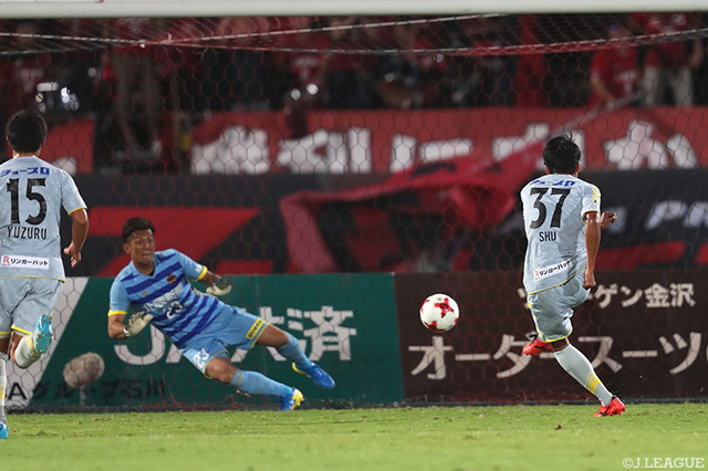 54分にPKで貴重な追加点をもたらした平松 宗（長崎）【明治安田Ｊ２ 第31節 金沢vs長崎】