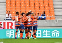 ゴールを喜び合う長野の選手たち。ホームで３ゴールの快勝【明治安田Ｊ３ 第21節 長野vs鳥取】