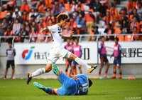 ゴールを狙う岩元 颯オリビエ（鳥取）だが阿部 伸行（長野）が立ちはだかる【明治安田Ｊ３ 第21節 長野vs鳥取】