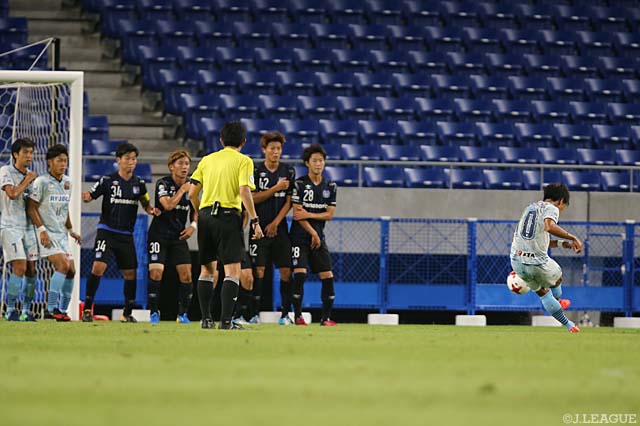 37分、富所 悠がFKを決め、琉球が追加点をあげる【明治安田Ｊ３ 第21節 Ｇ大23vs琉球】