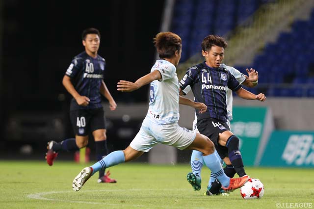  髙江 麗央（Ｇ大23）がボールを持つも、琉球の素早い守備の前にゴールならず【明治安田Ｊ３ 第21節 Ｇ大23vs琉球】