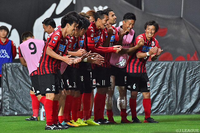 都倉 賢の第1子誕生を祝うゆりかごダンスを披露した札幌【明治安田Ｊ１ 第25節 札幌vs磐田】