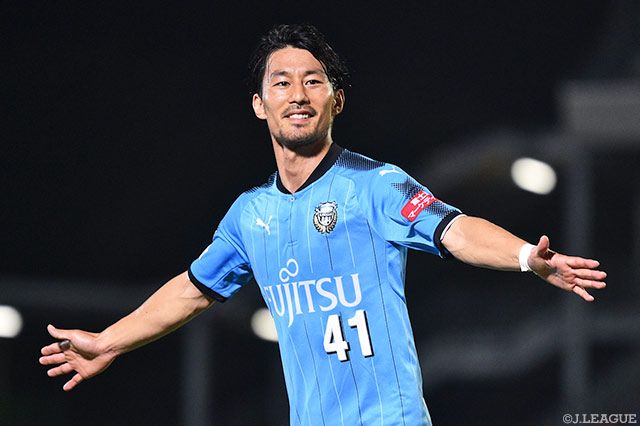 GKとの1対1を制し、試合を決定付ける3点目を挙げた家長 昭博（川崎Ｆ）【明治安田Ｊ１ 第25節 川崎Ｆvs横浜FM】