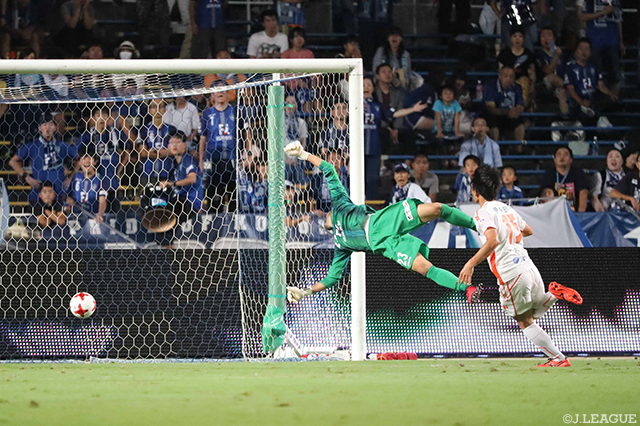 前半アディショナルタイムに決勝ヘッドを決めた丹羽 詩温（愛媛）【明治安田Ｊ２ 第32節 福岡vs愛媛】