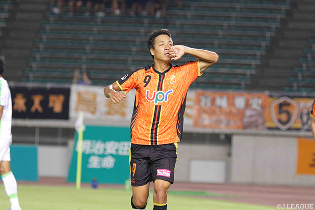 一時は逆転となる今季7点目のゴールを決めた岸田 和人（山口）【明治安田Ｊ２ 第32節 山口vs湘南】