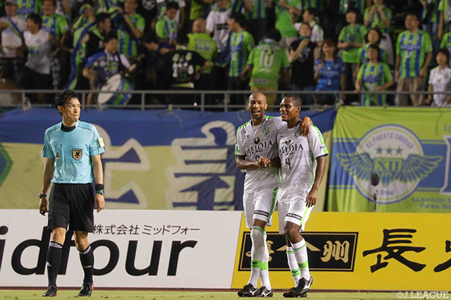 後半だけでハットトリックを達成しチームを勝利へ導いたジネイ（湘南/左）【明治安田Ｊ２ 第32節 山口vs湘南】