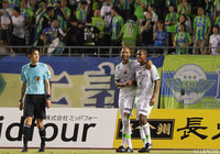 後半だけでハットトリックを達成しチームを勝利へ導いたジネイ（湘南/左）【明治安田Ｊ２ 第32節 山口vs湘南】