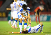 試合終了後にピッチに倒れ込んだ後藤 優介（大分/#9）に手を貸す國分 伸太郎【明治安田Ｊ２ 第32節 名古屋vs大分】