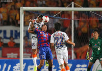 ゴール前でドゥドゥ（甲府）に競り勝ち、無失点に貢献した角田 誠（清水）【明治安田Ｊ１ 第25節 甲府vs清水】