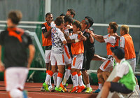 待望の先制点に歓喜の輪を作る清水イレブン【明治安田Ｊ１ 第25節 甲府vs清水】