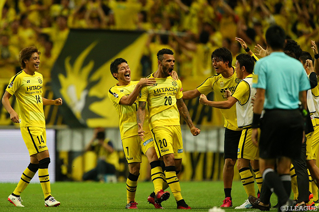 ディエゴ オリヴェイラからのボールを右足で決めて先制点をもたらしたハモン ロペス（柏）【明治安田Ｊ１ 第25節 浦和vs柏】