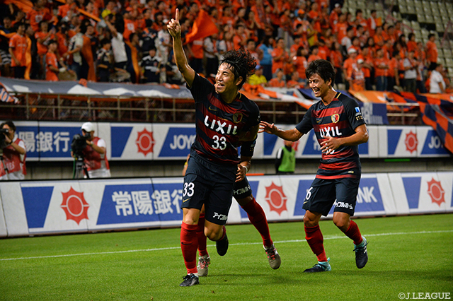 33分に先制となる今季10点目のゴールを決めた金崎 夢生（鹿島）【明治安田Ｊ１ 第25節 鹿島vs大宮】