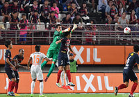 パンチングで大宮のクロスをはじき返すGK曽ヶ端 準（鹿島）【明治安田Ｊ１ 第25節 鹿島vs大宮】