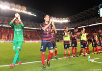 ３試合連続完封勝利に貢献した首位鹿島の守備の要、昌子 源（写真中央）と曽ヶ端 準（写真左端）【明治安田Ｊ１ 第25節 鹿島vs大宮】