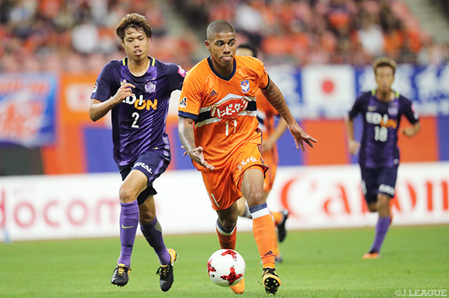 あわや決勝点かという惜しいシュートを放ったドウグラス タンキ（新潟）【明治安田Ｊ１ 第25節 新潟vs広島】