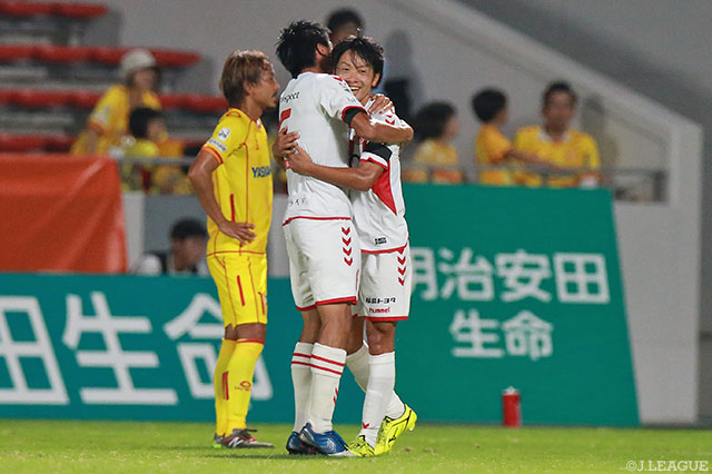 前半終了間際に先制ミドルを決めた星 広太（福島）【明治安田Ｊ３ 第22節 北九州vs福島】