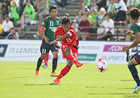 鋭い先制ミドルを決め、均衡を破った辻 正男（YS横浜）【明治安田Ｊ３ 第22節 鳥取vsYS横浜】