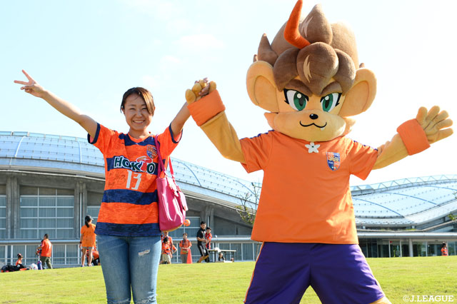 女性サポーターとライオーくんの2ショット！【明治安田Ｊ３ 第22節 長野vs相模原】