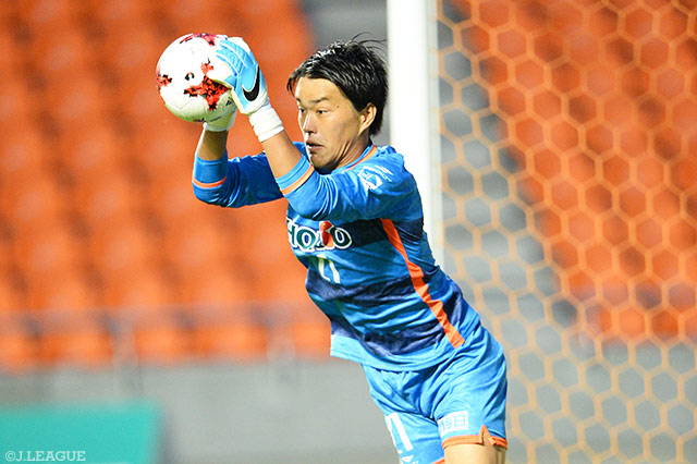 自らが与えたPKをきっちり止め、無失点に抑えた武田 大（長野）【明治安田Ｊ３ 第22節 長野vs相模原】