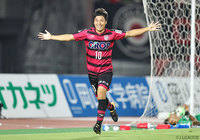 GKの股を抜く技ありの先制ヘッドを決めた大竹 洋平（岡山）【明治安田Ｊ２ 第32節 岡山vs町田】