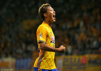 今季初得点となる追加点でリードを広げた野津田 岳人（仙台）【明治安田Ｊ１ 第25節 仙台vs鳥栖】