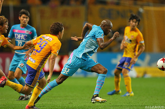 試合終了間際のゴールで一矢報いたビクトル イバルボ（鳥栖）【明治安田Ｊ１ 第25節 仙台vs鳥栖】