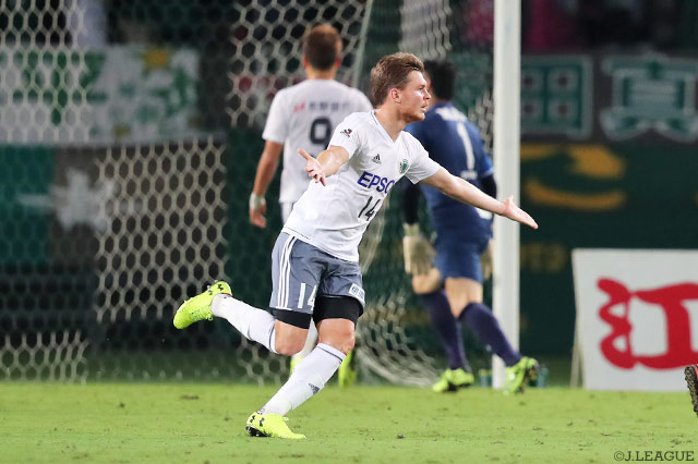 ボール奪取からの豪快な一撃で先制点を挙げたパウリーニョ（松本）【明治安田Ｊ２ 第32節 東京Ｖvs松本】