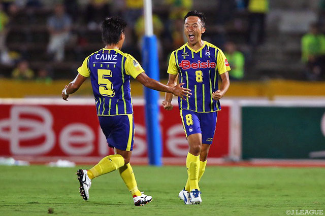 FKを直接決めて先制点を奪取した鈴木 崇文（群馬）【明治安田Ｊ２ 第32節 群馬vs千葉】