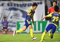 ドリブル突破から追加点を挙げ、2点差とした高井 和馬（群馬）【明治安田Ｊ２ 第32節 群馬vs千葉】