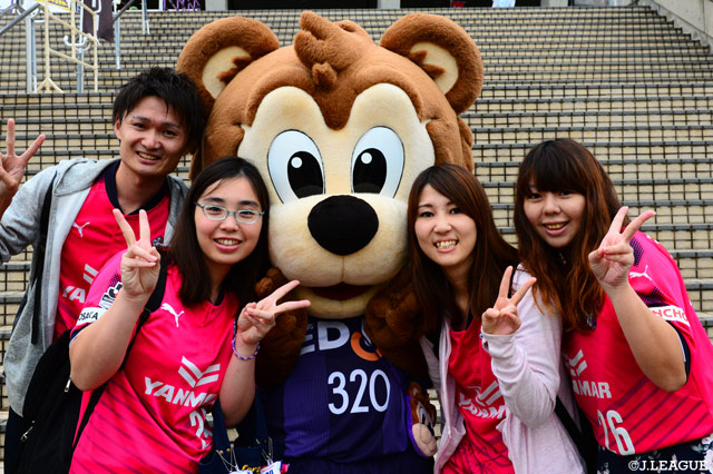 セレッソサポに囲まれてもドヤ顔のサンチェ【明治安田Ｊ１ 第26節 広島vsＣ大阪】