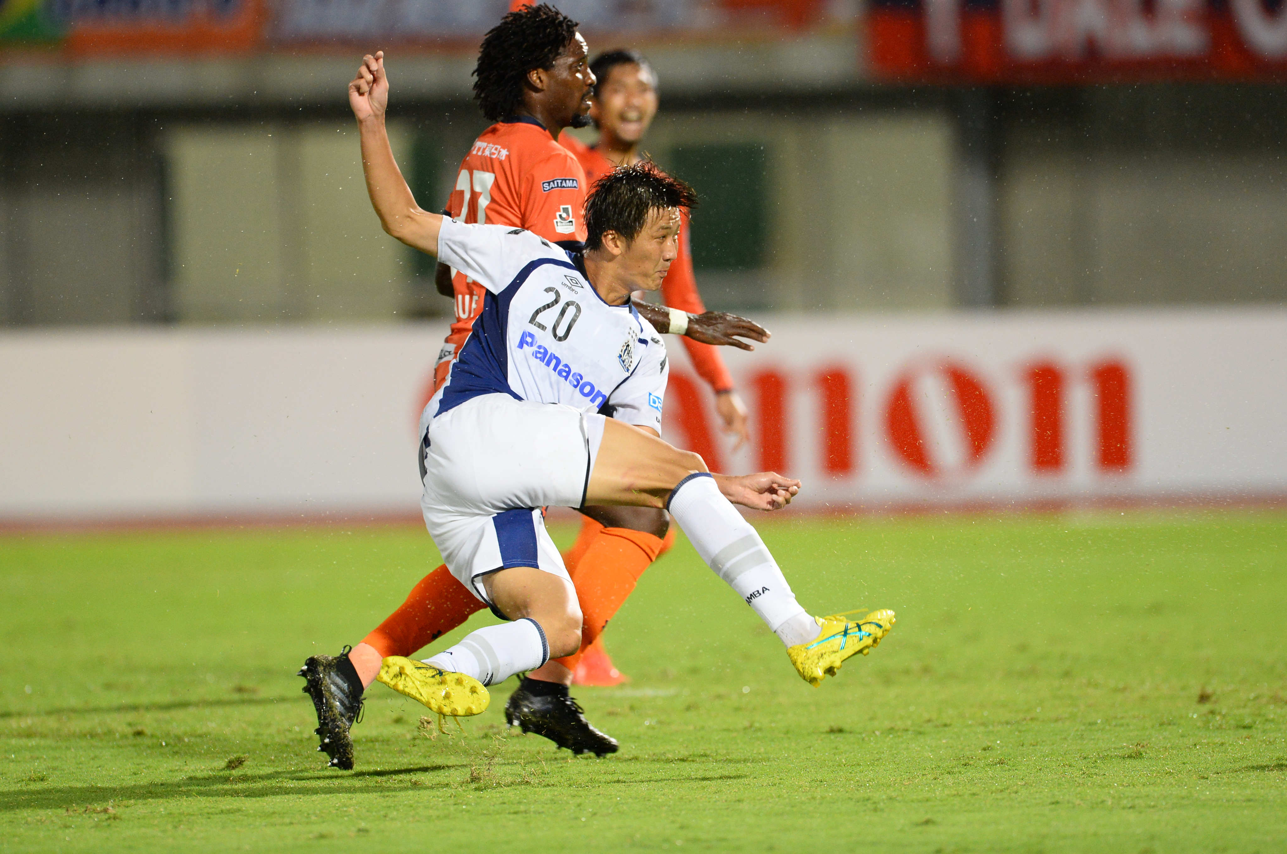 試合終了間際に汚名返上の同点ゴールを押し込んだ長沢 駿（Ｇ大阪）【明治安田Ｊ１ 第26節 大宮vsＧ大阪】