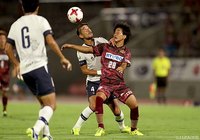 競り合う丹羽 竜平（鹿児島）と名倉 巧（琉球）【明治安田Ｊ３ 第23節 琉球vs鹿児島】