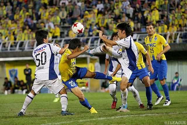 終盤まで1点を争う展開、激しくボールを奪い合う両チームの選手たち【明治安田Ｊ３ 第23節 栃木vsＧ大23】