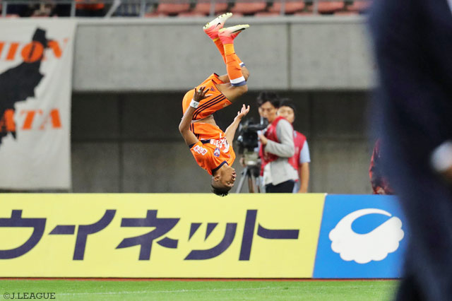 新潟のＪ１通算300得点目となる追加点でリードを2点に広げたホニ【明治安田Ｊ１ 第26節 新潟vs鹿島】
