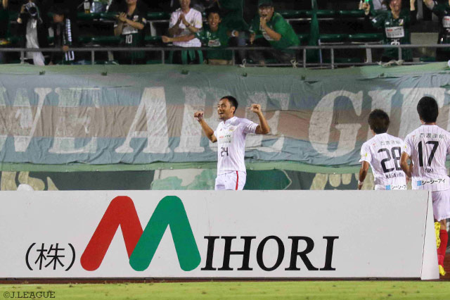 90分に値千金の劇的決勝ヘッドを決めた難波 宏明（岐阜）【明治安田Ｊ２ 第33節 山口vs岐阜】