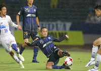 スライディングでピンチの芽を摘む松本 怜大（町田）【明治安田Ｊ２ 第33節 町田vs山形】