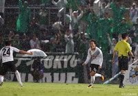 84分にこぼれ球を右脚で決めて試合を振り出しに戻した途中出場の高木 善朗（東京Ｖ）【明治安田Ｊ２ 第33節 横浜FCvs東京Ｖ】