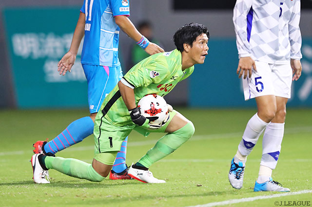 5試合ぶりの先発出場でゴールマウスに立った河田 晃兵（甲府）【明治安田Ｊ１ 第26節 鳥栖vs甲府】