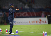 ライン際で指示を送るＪ１初采配の安間 貴義監督（FC東京）【明治安田Ｊ１ 第26節 FC東京vs仙台】