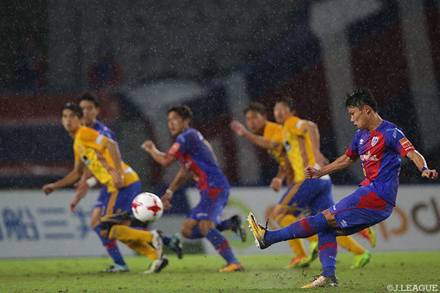 得意のセットプレーから先制ゴールをアシストした太田 宏介（FC東京）【明治安田Ｊ１ 第26節 FC東京vs仙台】