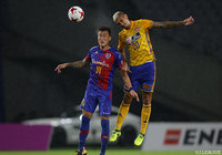 空中で競り合うクリスラン（仙台）とチャン ヒョンス（FC東京）【明治安田Ｊ１ 第26節 FC東京vs仙台】