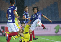 柏の攻撃を跳ね返す中澤 佑二（横浜FM）【明治安田Ｊ１ 第26節 横浜FMvs柏】