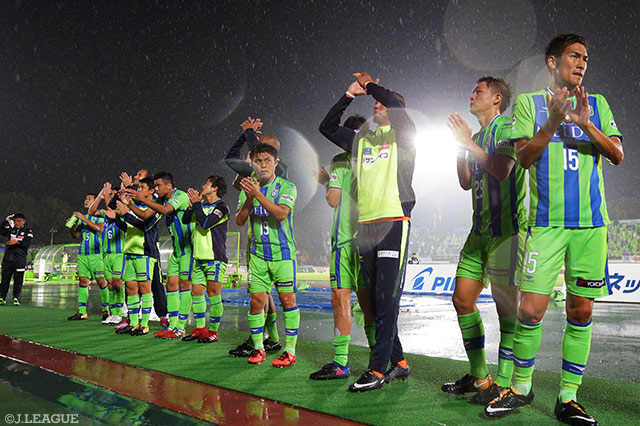 手堅い勝利でＪ２通算250勝を果たし、勝点を70に伸ばした湘南【明治安田Ｊ２ 第33節 湘南vs讃岐】