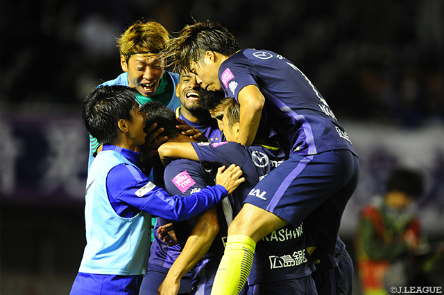 均衡を破るゴールを決めたフェリペ シウバを手荒く祝福する広島の選手達【明治安田Ｊ１ 第26節 広島vsＣ大阪】