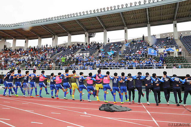 暫定ながら初の首位に立ち、ファン・サポーターと喜びを分かち合った沼津【明治安田Ｊ３ 第23節 沼津vs富山】