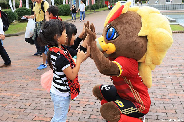 ゲンゾーとハイタッチ！【明治安田Ｊ２ 第33節 金沢vs名古屋】