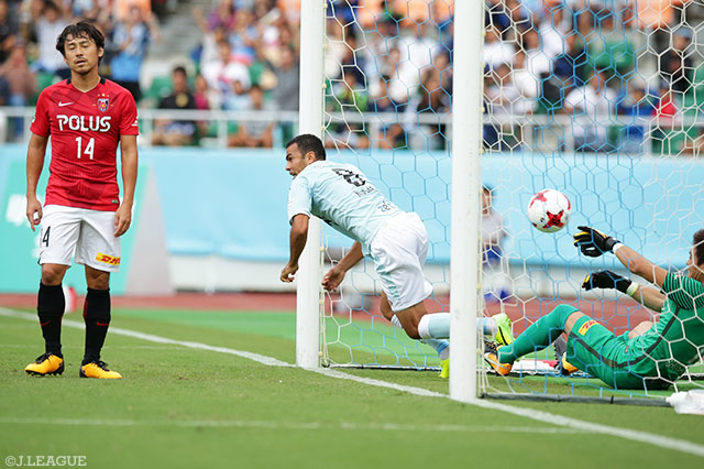 ゴール前のこぼれ球をムサエフが頭で押し込み、先制した磐田【明治安田Ｊ１ 第26節 磐田vs浦和】