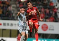 ハイボールを競り合うジウシーニョ（福岡）と三鬼 海（熊本）。九州対決はドロー決着だった 【明治安田Ｊ２ 第33節 熊本vs福岡】